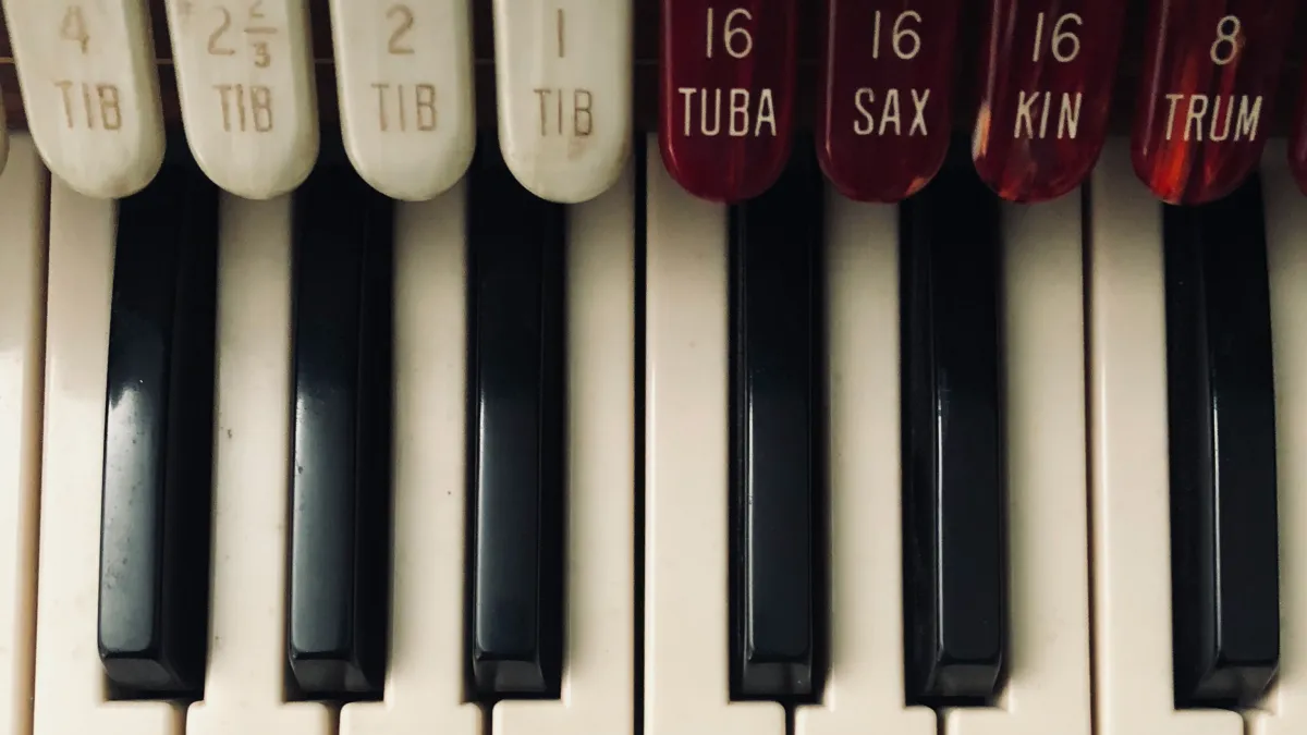 Билеты на концерт Из Театра в Cinema 13 мая 2026 Екатеринбург