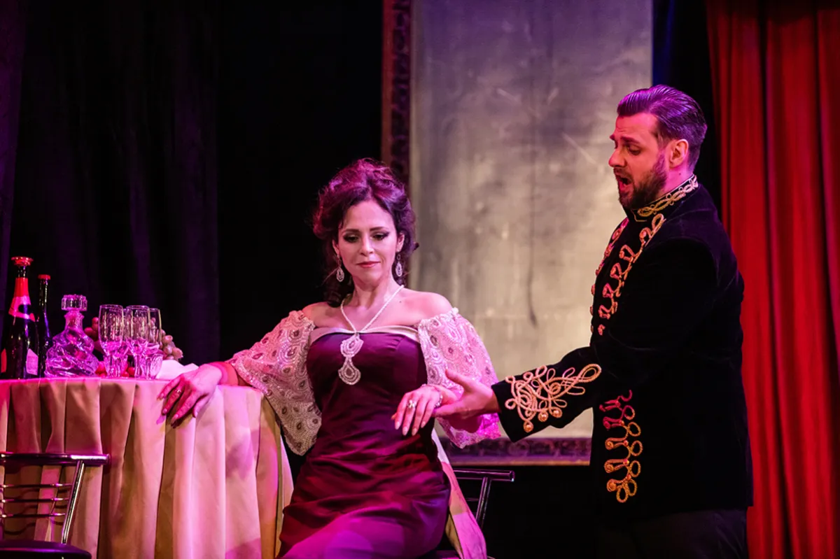 Билеты на Мелодии парижского кафе при свете свечей...