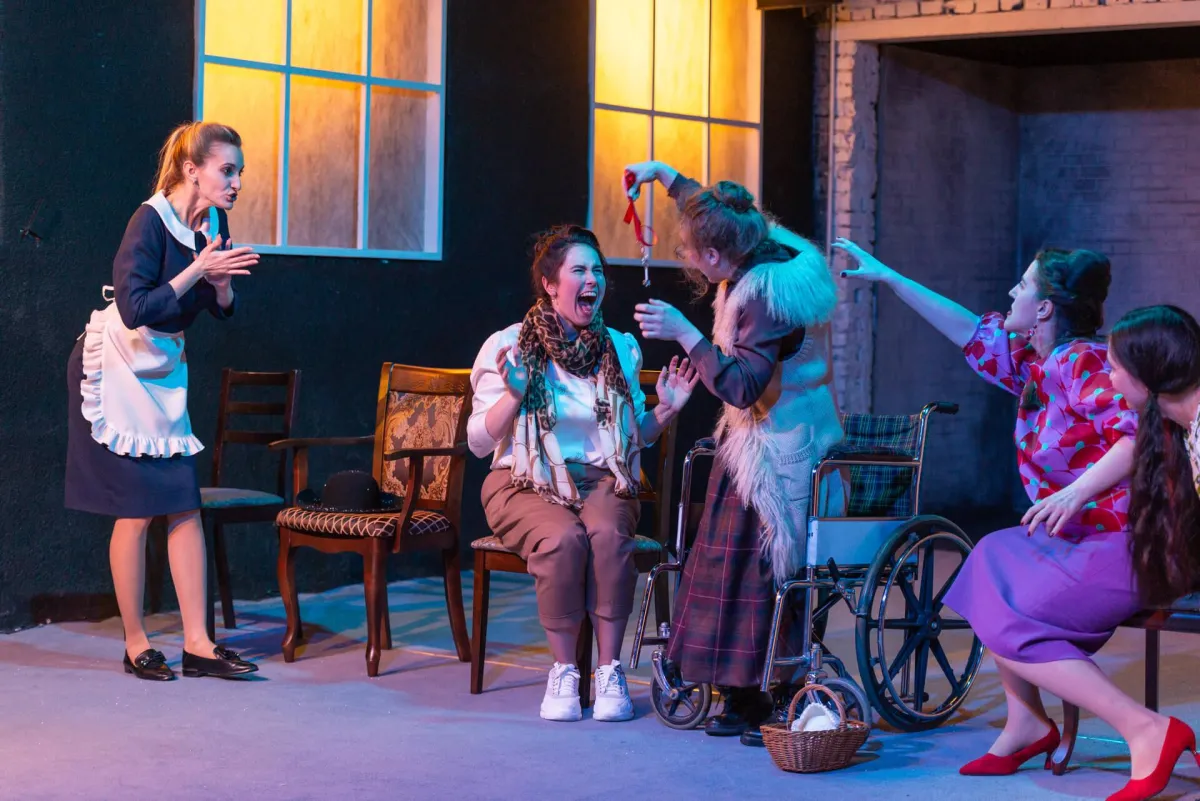 Билеты на 8 любящих женщин в Новосибирск...