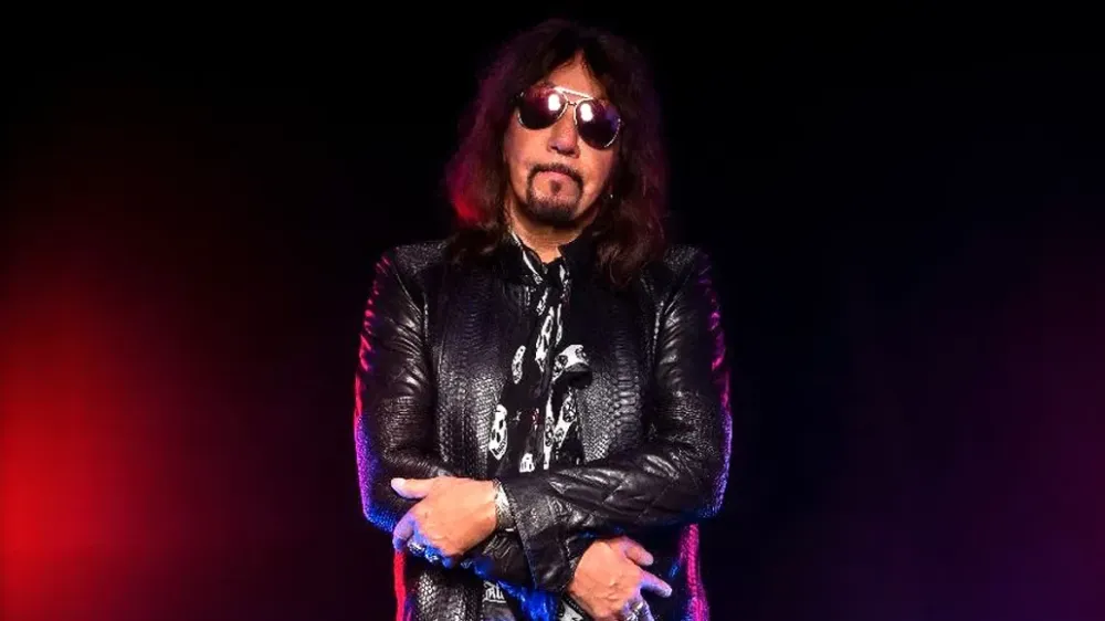 Ace Frehley, гитарист KISS, на аппарате жизнеобесп...