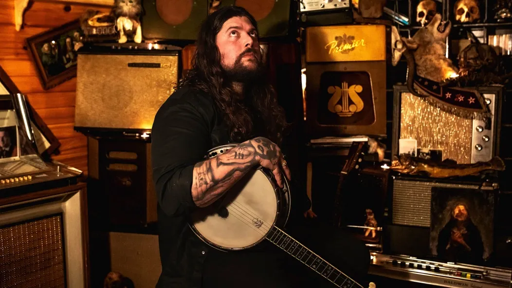 Amigo the Devil выпустил песню после пож...