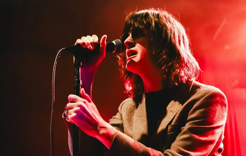 Blossoms сыграли новый трек с Декланом МакКенной в Манчестере