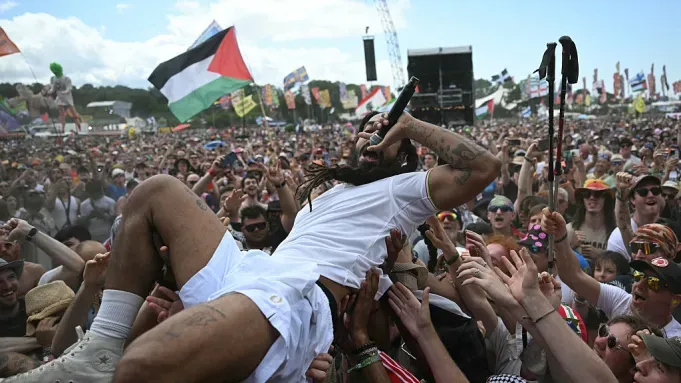 Группировка Bob Vylan вновь в чартах после скандала на Glastonbury