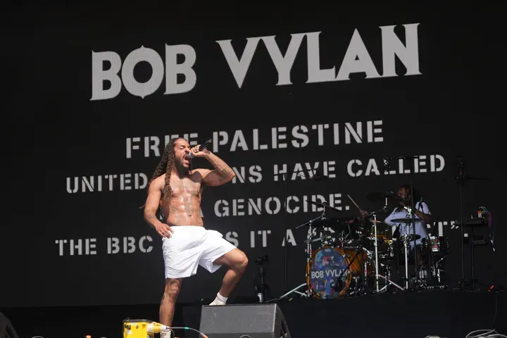 Группа Bob Vylan лишена виз после протестов на Гластонбери