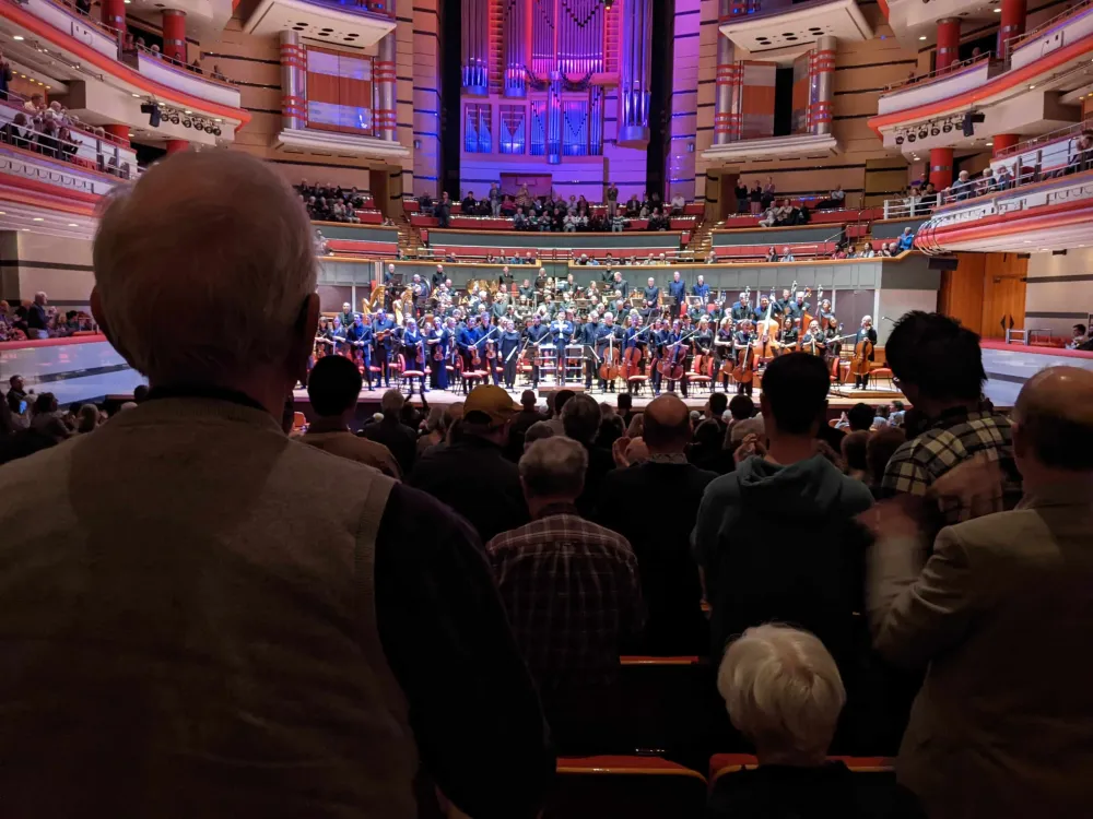 В Бирмингеме снова слышны телефоны и съемка