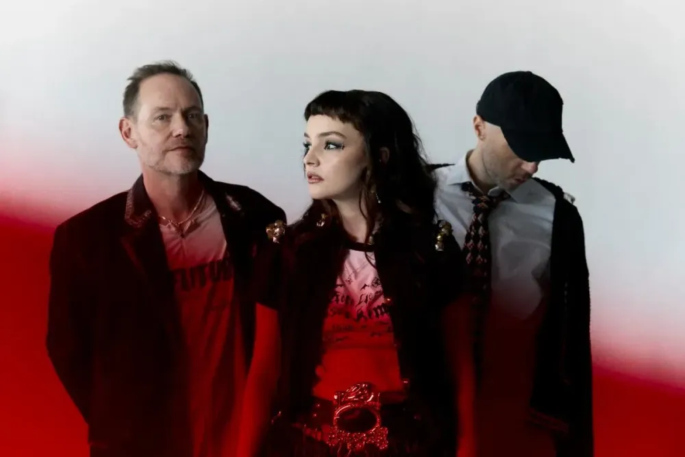Chvrches вернулись с новым гитарным синглом Roses