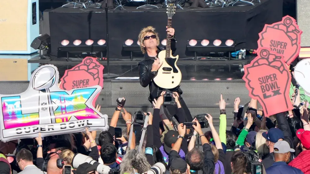 Green Day на Суперкубке LX: церемония открытия и скандал с ICE