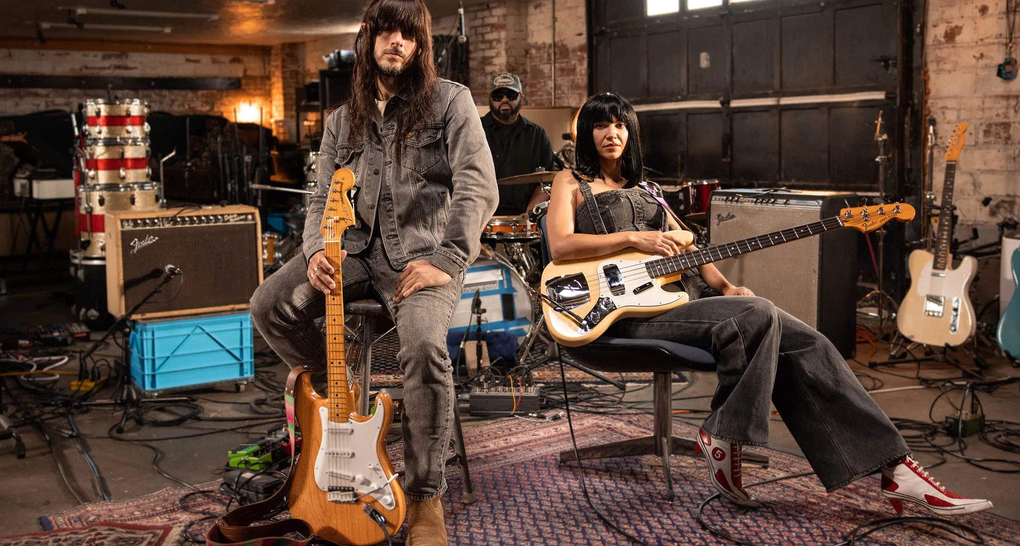 Fender представила коллекцию Khruangbin Stratocaster и Jazz Bass