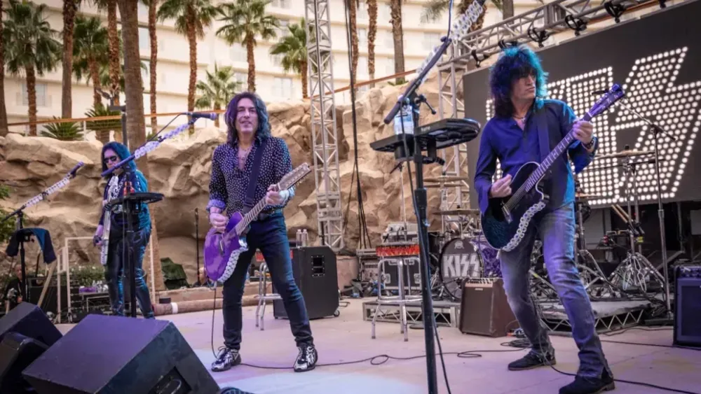 KISS почтили память Эйса Фрейли на первом концерте...