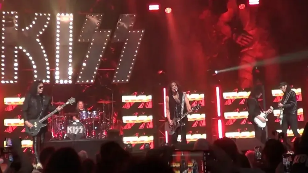 KISS дали первый полноформатный электрический сет ...