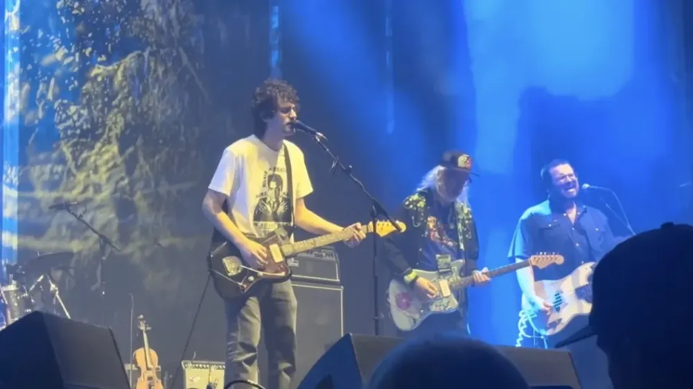 MJ Lenderman и J Mascis спели Нила Янга на фестивале Wilco