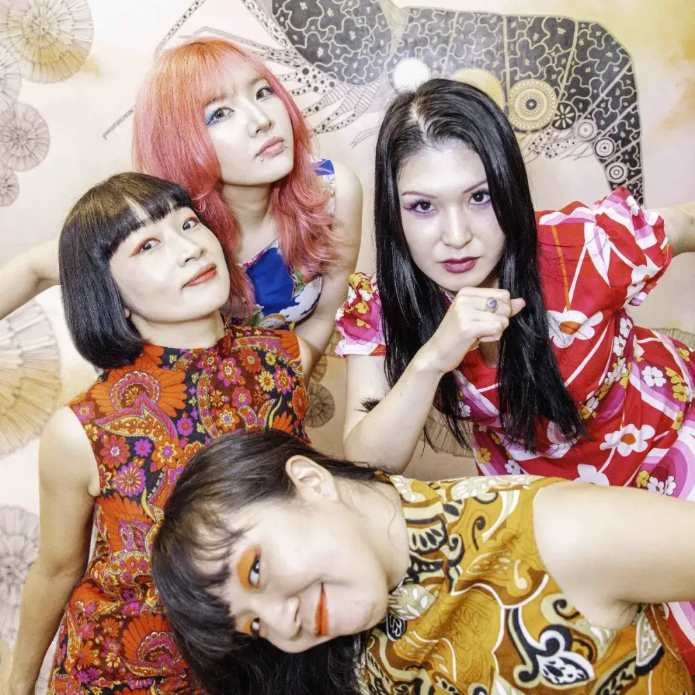 Otoboke Beaver извинились после травмы фаната от брошенной гитары