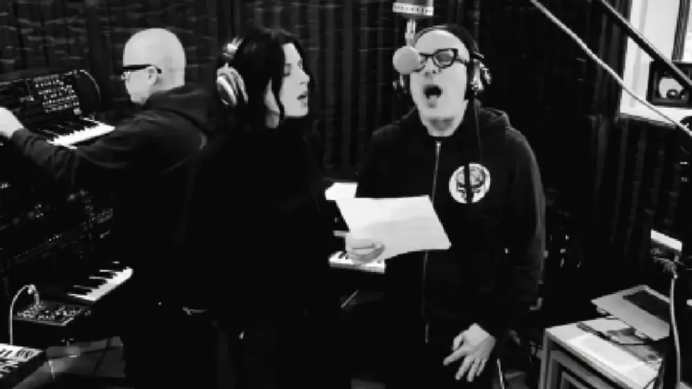 Puscifer выпускают кавер на Low "Congregation" в честь Мими Паркер