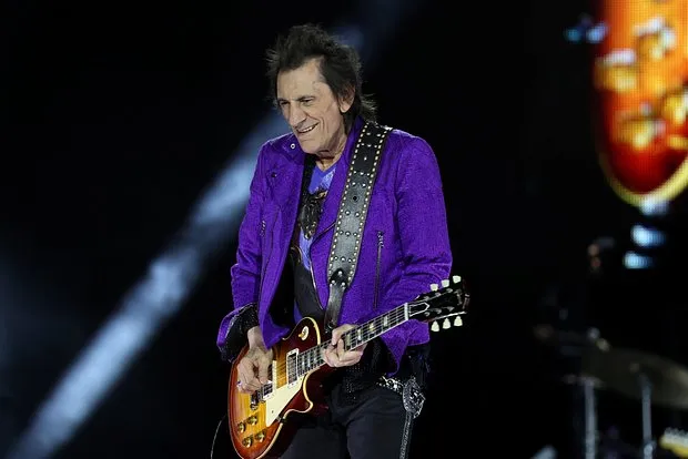 Розовая дверь Ронни Вуда из Rolling Stones не понравилась властям Лондона