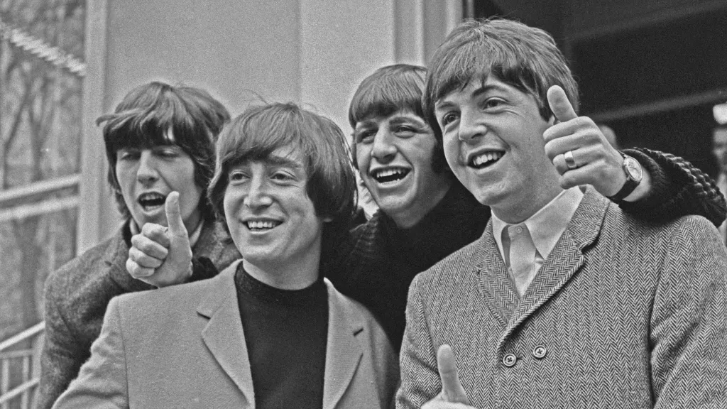 Режиссер Сэм Мендес воссоздал обложку Abbey Road для байопика