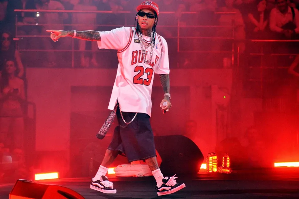 Десантника не пустили на концерт Tyga в Москве из-за формы