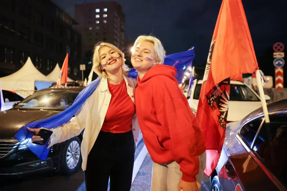 Автопробег в честь Дня флага России: яркие машины и патриотизм