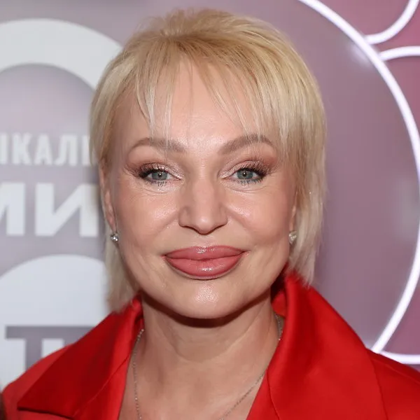 Алла Довлатова о секретах красоты, браке и хейтерах в 2024 году