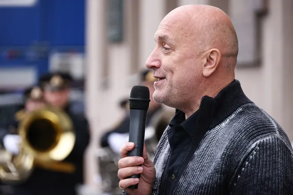 Алла Пугачева может тайно вернуться в Россию, уверен Прилепин