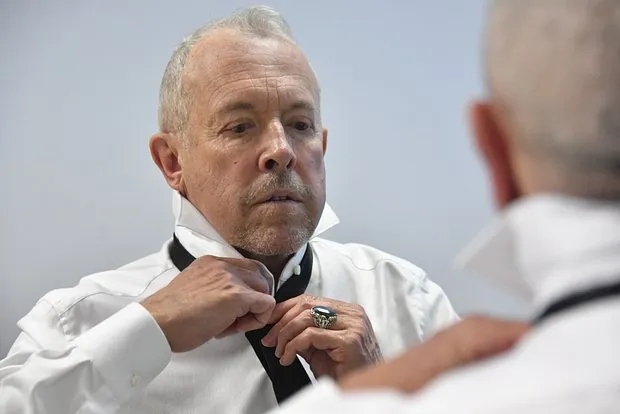 Андрей Макаревич продает вино с Западног...