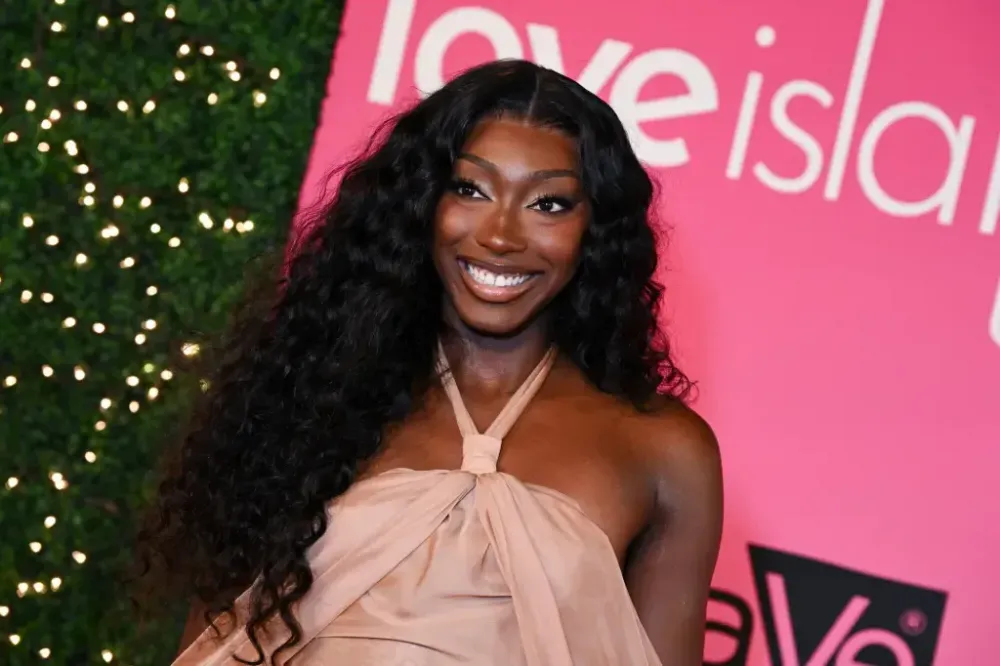 Участницы Love Island USA сняли шуточный ролик для KATSEYE
