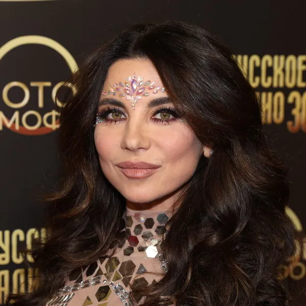 Анна Плетнёва упала со сцены и сломала палец на концерте в Москве