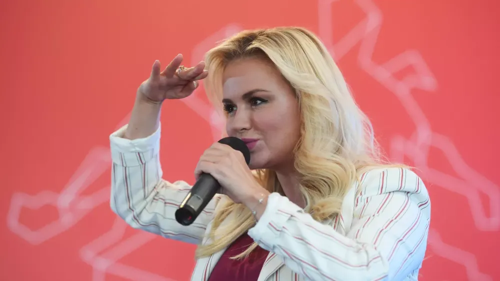 Анна Семенович планирует поездку в зону СВО летом 2024
