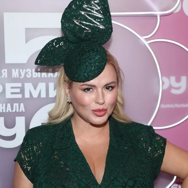 Анна Семенович попала в больницу после травмы на радио Шансон
