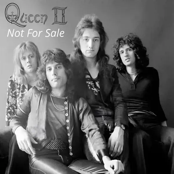 Queen выпустили неизданную рождественску...