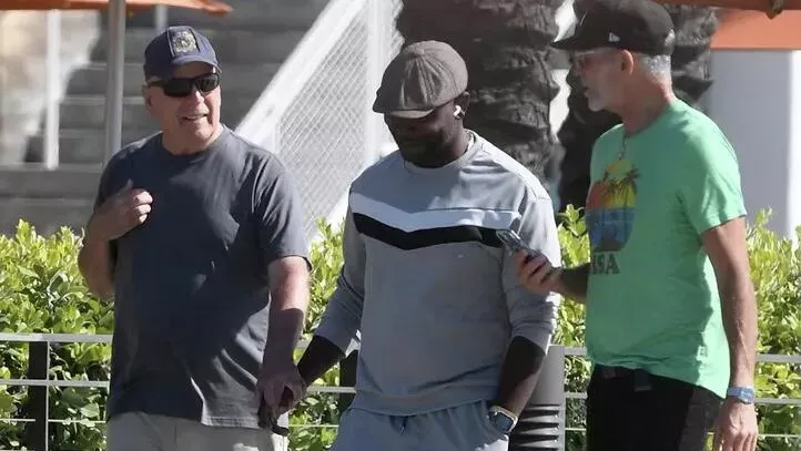 Брюс Уиллис замечен на пляже на фоне бор...