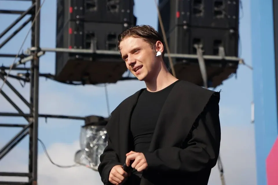 Ваня Дмитриенко и Анна Пересильд подтвердили роман на VK Fest