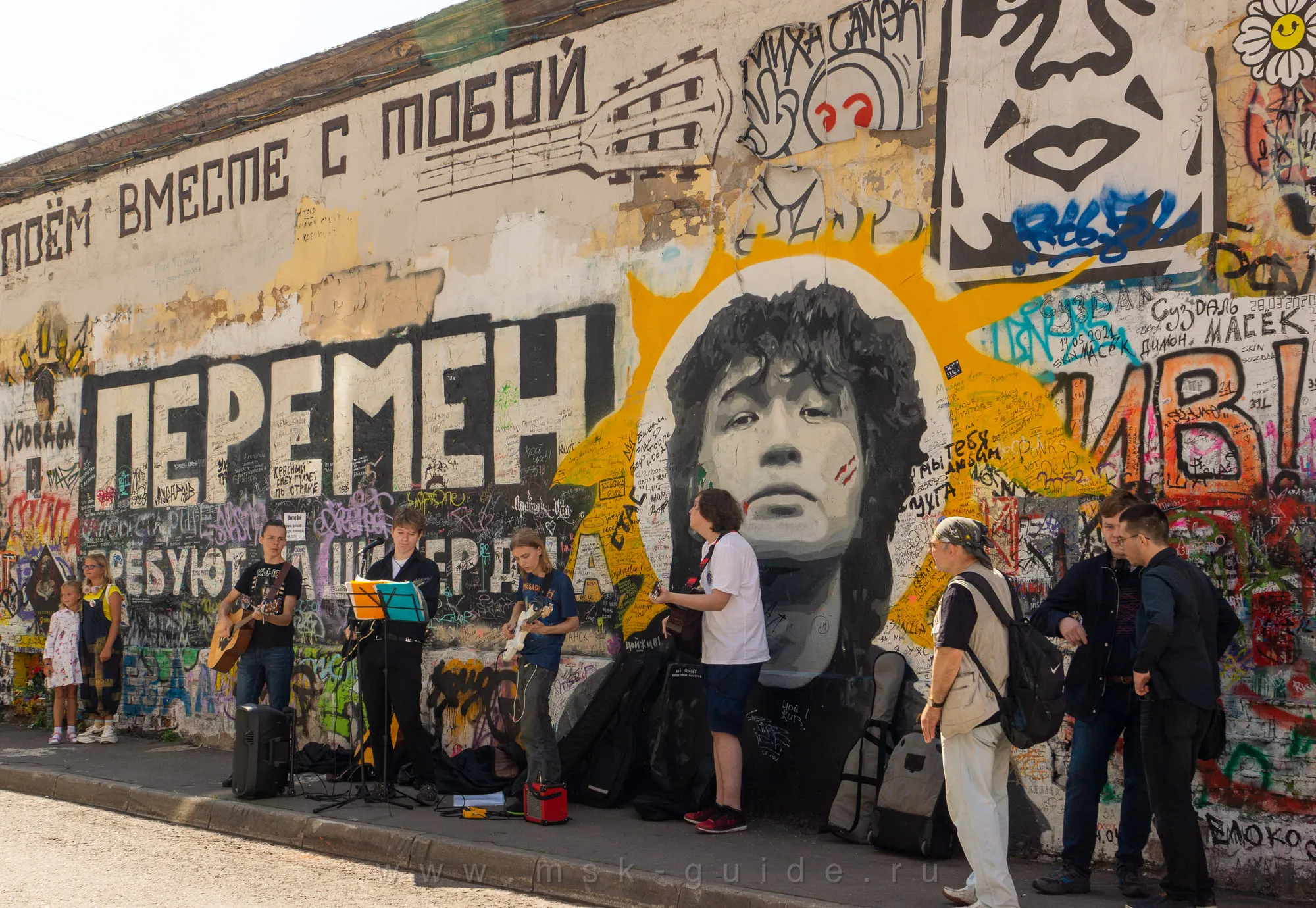 Активисты охраняют стену Виктора Цоя на Арбате в Москве