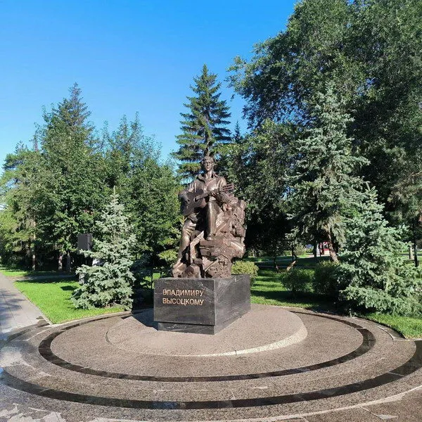 Памятник Высоцкому открыли в Омске: детали и фото
