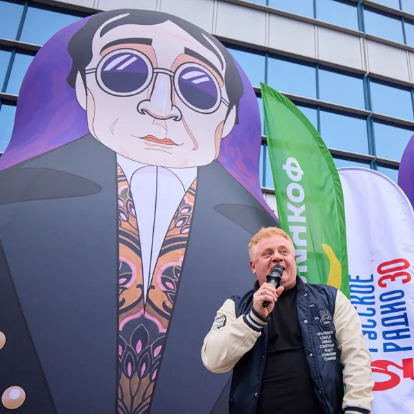 Гигантские матрешки звезд в Москве: выставка «Русс...