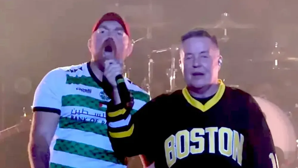 Кандидат в сенаторы спел с Dropkick Murphys и нырнул в толпу
