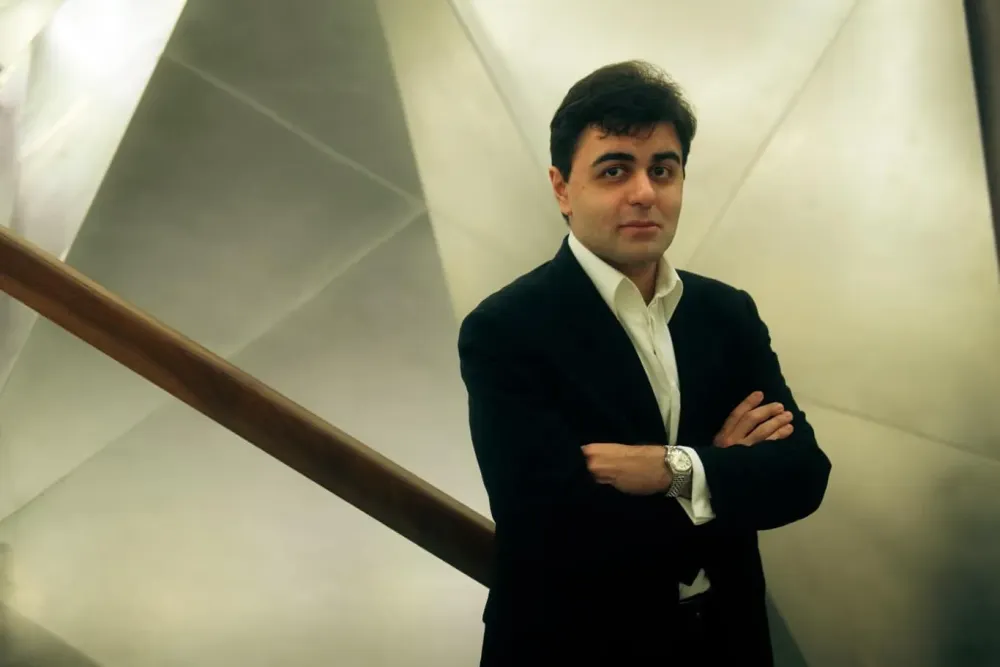 Пианист Давид Хрикули подписал контракт с агентств...