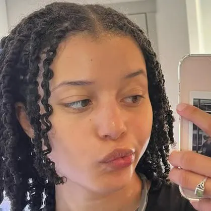 Джиллиан Андерсон и Джейсон Айзекс в драме «Семья ...