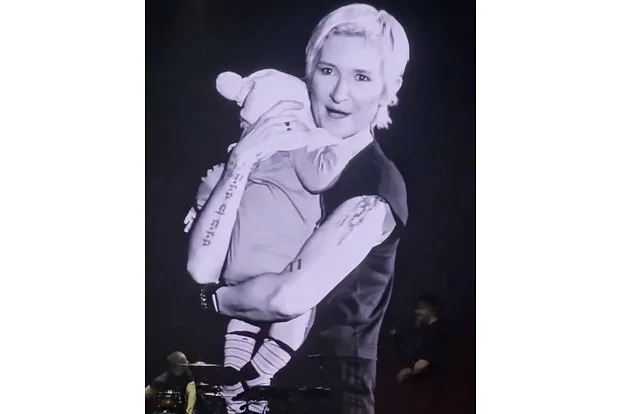 Диана Арбенина с ребенком на сцене: трог...