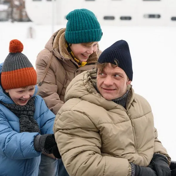 Евгений Ткачук в фильме «Встань и иди» о цирковом артисте