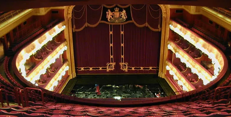 Драка в Королевском оперном театре во время 'Туран...