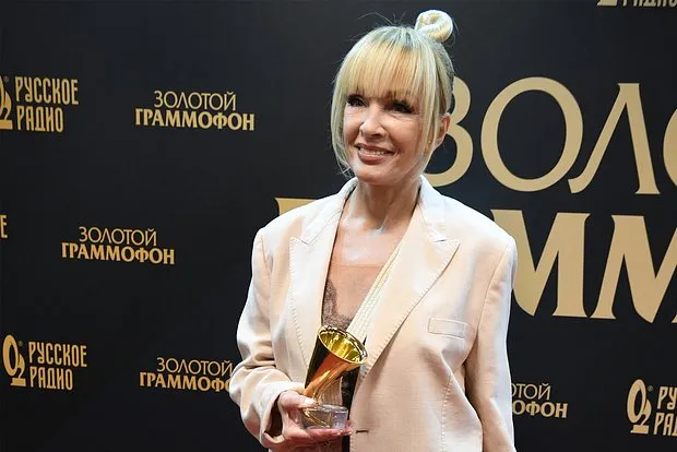 Лайма Вайкуле учит русский язык с помощью Макаревича