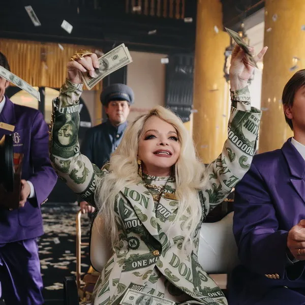 Лариса Долина осталась в новогоднем филь...