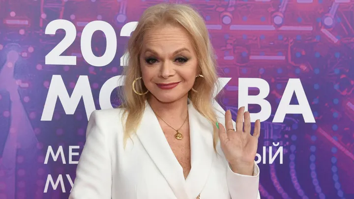 Лариса Долина спела 'Три белых коня' на ...