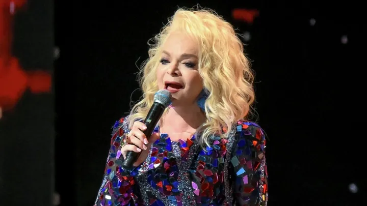 Лариса Долина не участвовала в "Песне года" из-за ...