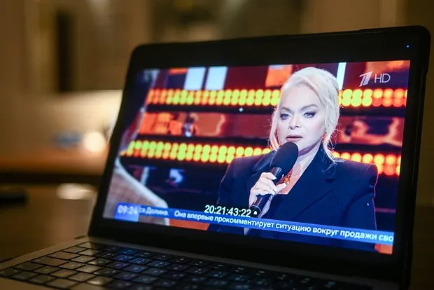 Мошенники преследовали Ларису Долину и е...