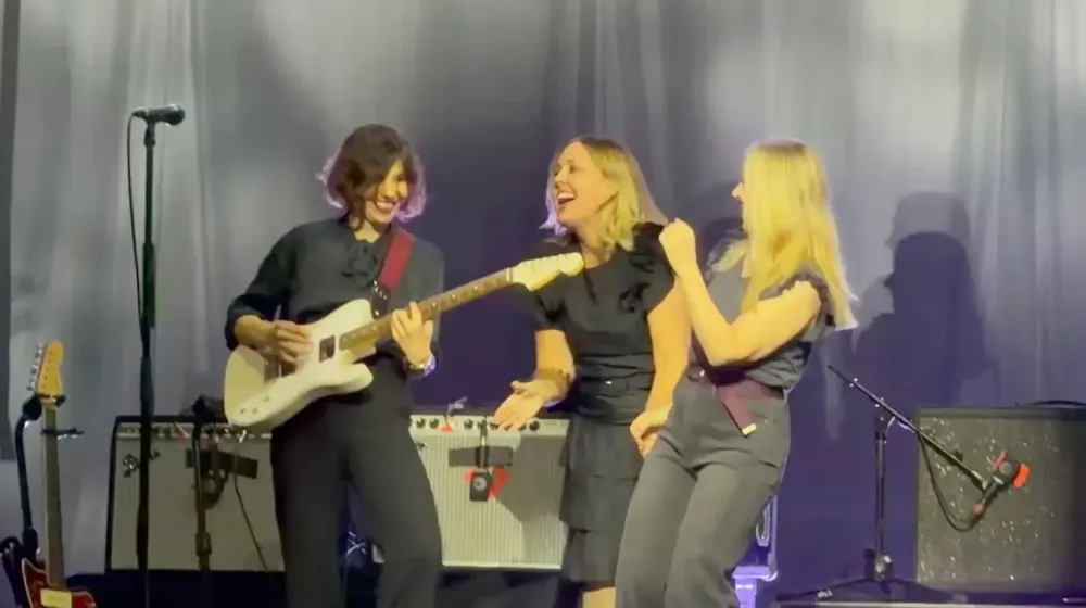Лиз Пэйер и Sleater-Kinney исполнили кавер на Elastica в Бостоне