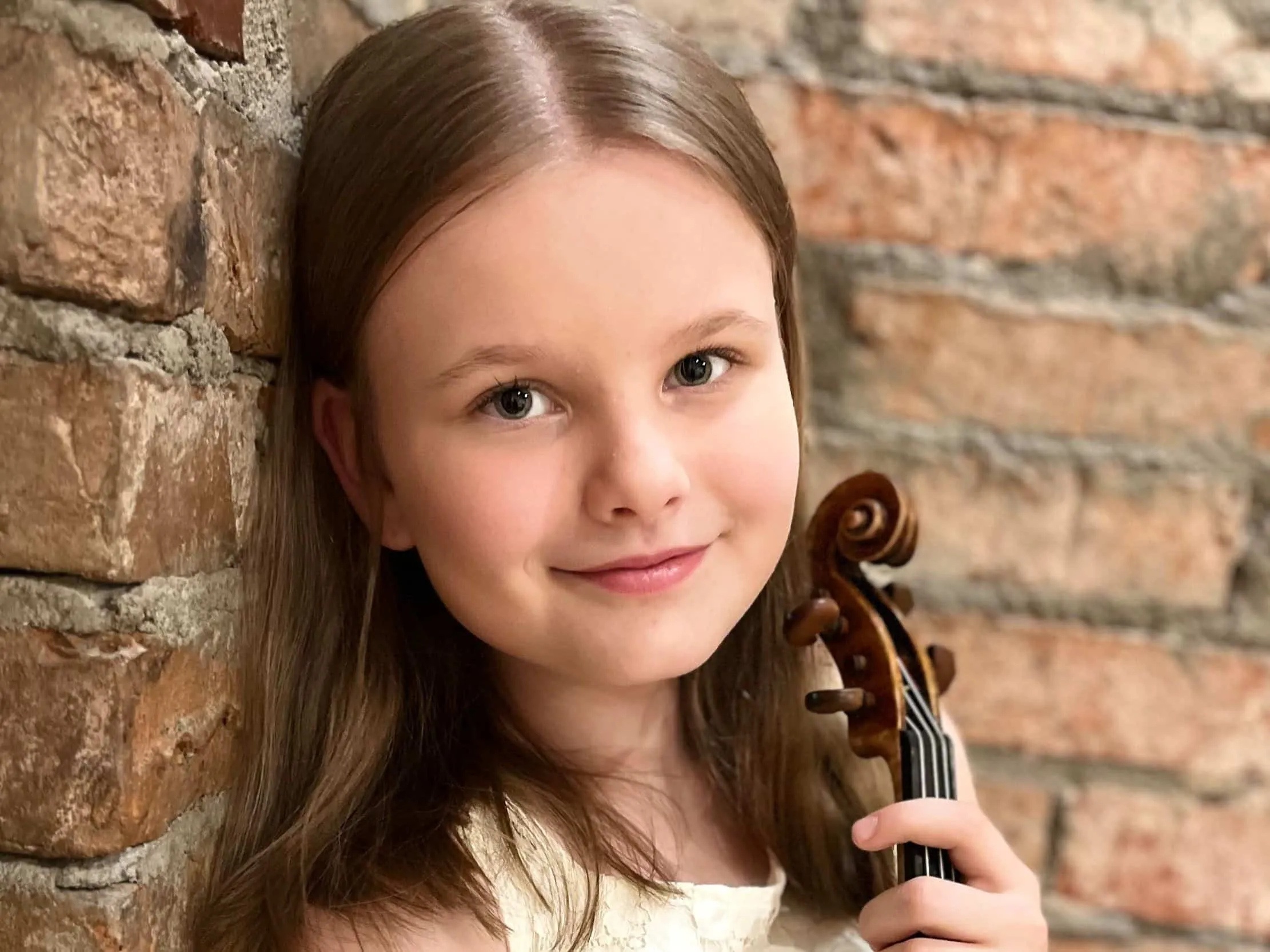 Крупное агентство подписывает 14-летнюю скрипачку