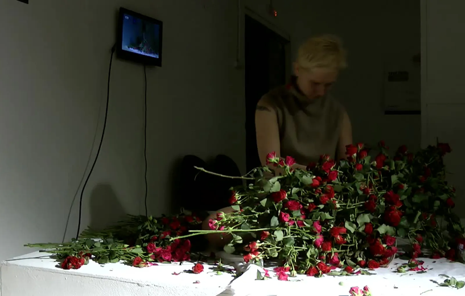 Люк Блэк выпускает новый альбом 'Roses In The Concrete' 2025