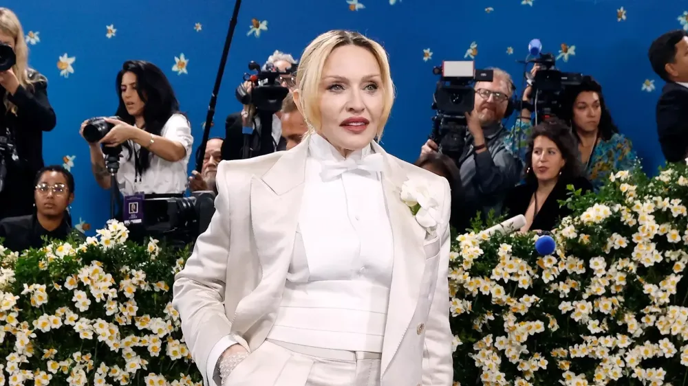 Мадонна тайно обручилась с бывшим футболистом