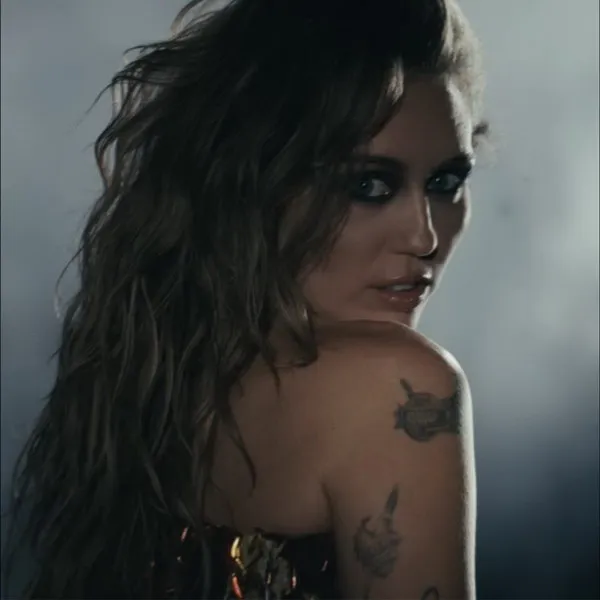 Майли Сайрус и «Аватар: Огонь и пепел»: премьера к...